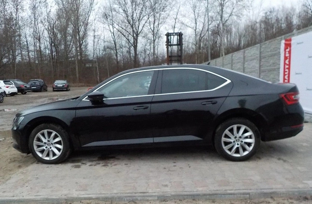 Skoda Superb cena 37900 przebieg: 405193, rok produkcji 2017 z Krynki małe 407
